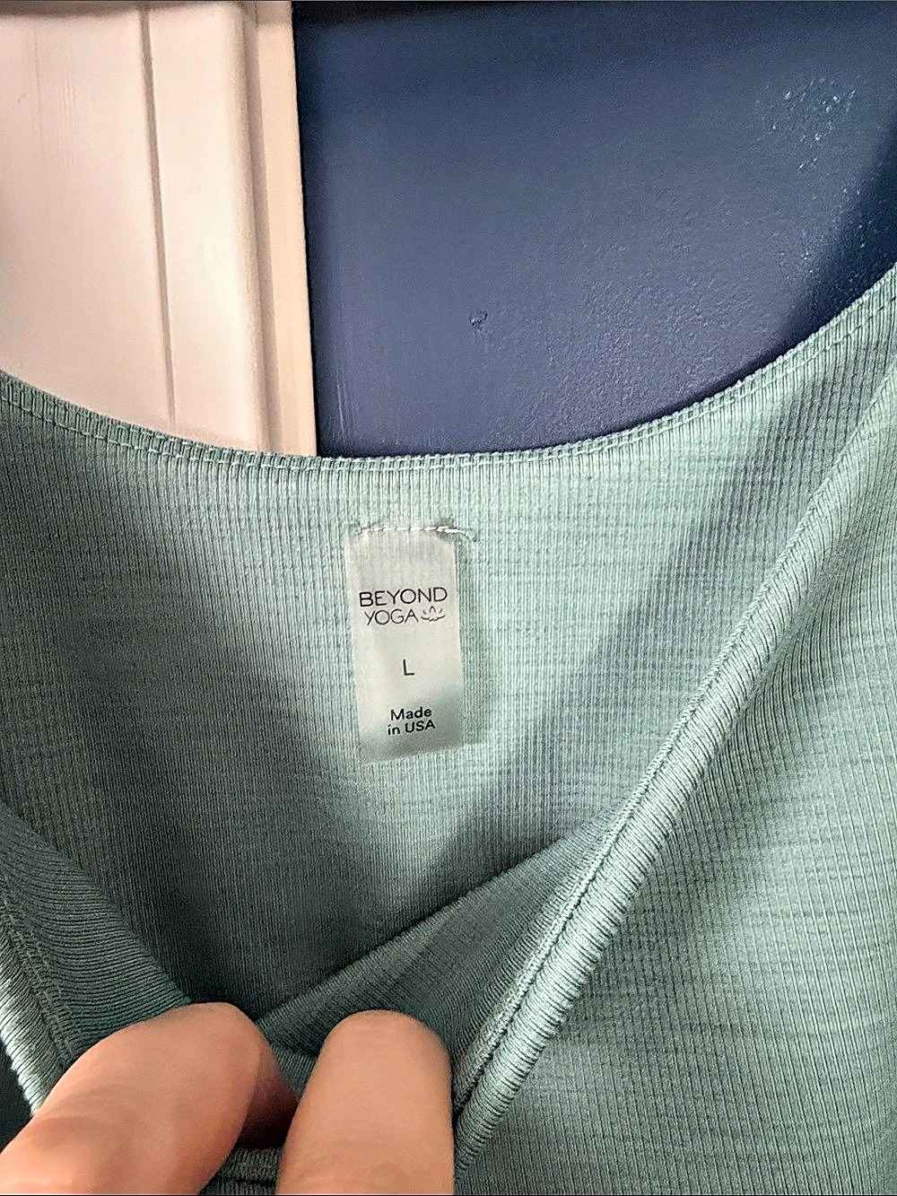 Beyond Yoga Spacedye On The Up Cropped Tank Green large euc - Picture 3 of 4